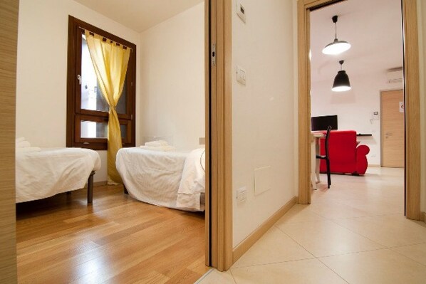 2 habitaciones, tabla de planchar con plancha, wifi y ropa de cama