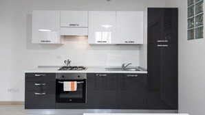 Une cuisine moderne équipée d’une cuisinière à gaz, d’un four et d’un lave-vaisselle.