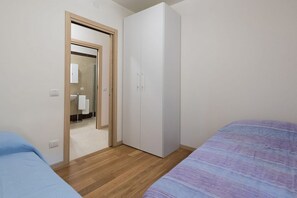 2 habitaciones, tabla de planchar con plancha, wifi y ropa de cama 