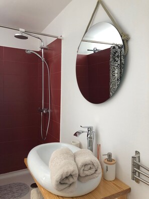 Douche, sèche-cheveux, bidet, serviettes fournies