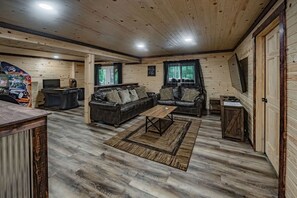 Una televisión, un reproductor de DVD, un reproductor estéreo