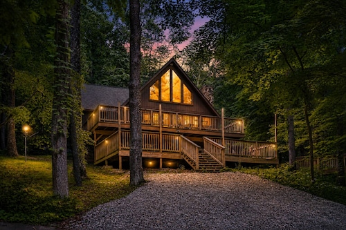 Freshly Remodeled Cabin Escape—Hot Tub, Treehouse, Game Room, WiFi, 2 Decks