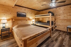 5 bedrooms, free WiFi, bed sheets - Relaxing private retreat w/Hot Tub, wi-fi, treehouse, game room, new large deck (Rockbridge)