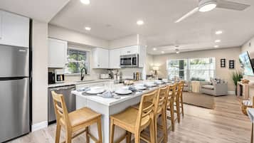 冷蔵庫、電子レンジ、オーブン、コンロ