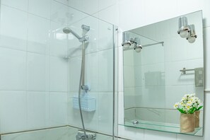 シャワー、ヘアドライヤー、タオル、トイレットペーパー