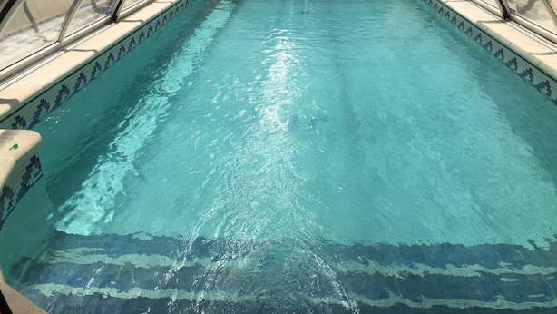 A swimming pool with a tiled edge and a canopy overhead. - New Ad - Charming quiet house, air conditioning, shared pool (Châteaurenard)