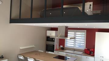 Réfrigérateur, micro-ondes, four, plaque de cuisson