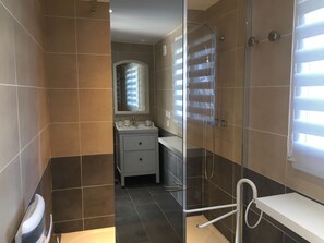 Séchoir à cheveux, serviettes fournies, papier de toilette