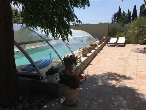 Charmante dépendance au calme, climatisation, piscine à partager, grand jardin.