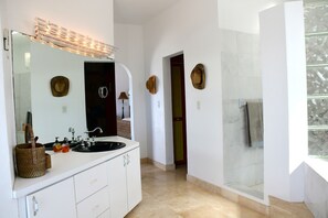 Dusche, Haartrockner, Handtücher, Toilettenpapier
