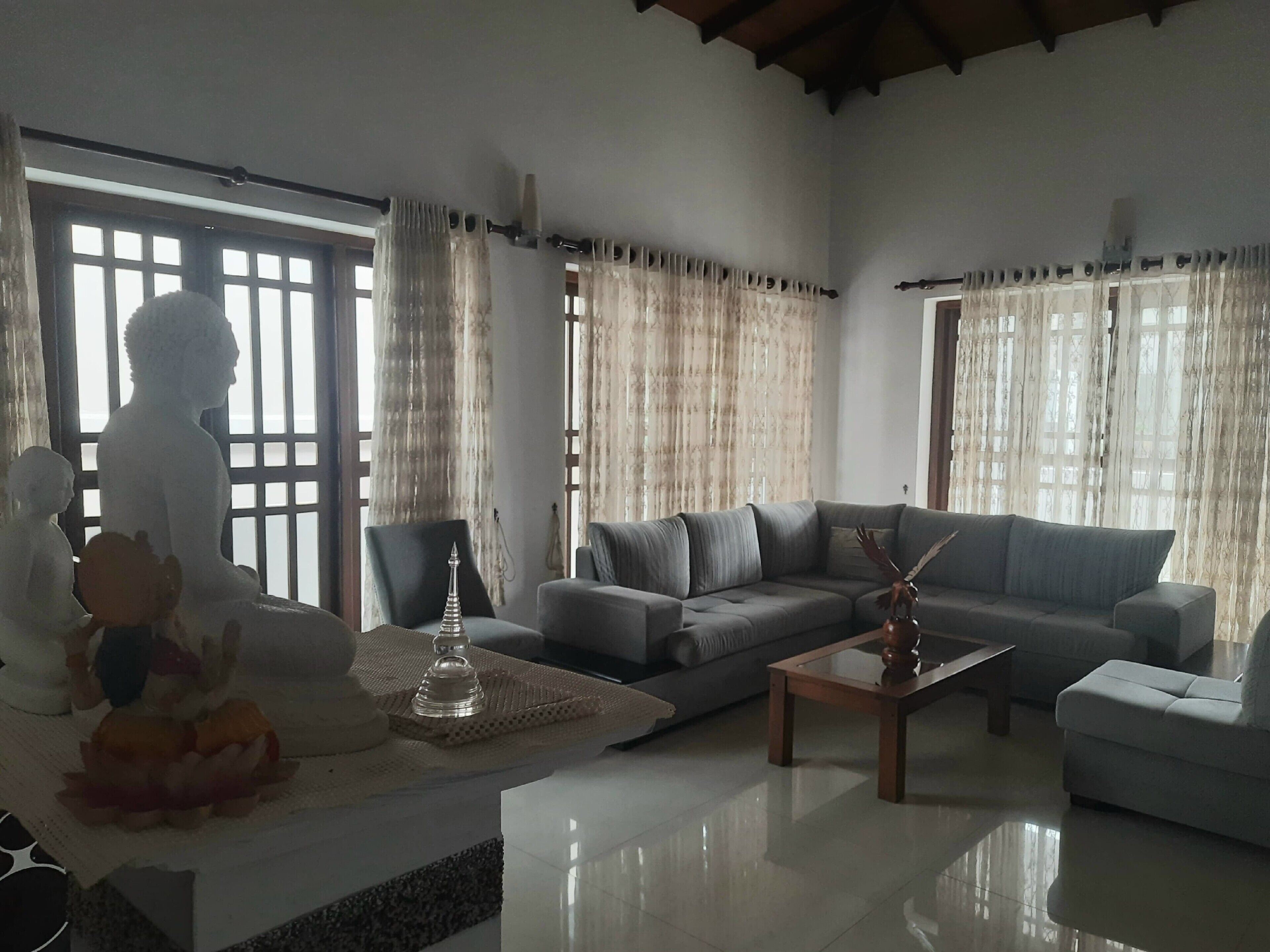 Smart TV, books, stereo