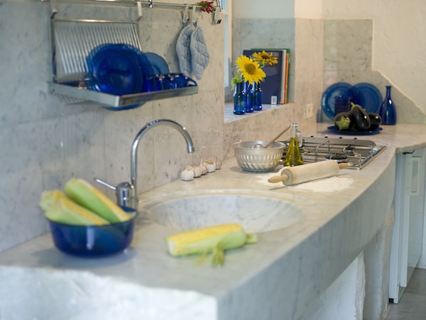 Geladeira, cooktop, chaleira elétrica, torradeira