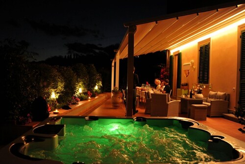 Suite Rosso di Sera with A/C and Private bathroom-  Villa le Facezie B&B
