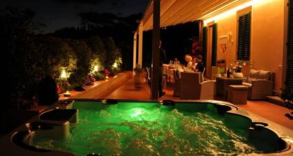 Suite Rosso di Sera with A/C and Private bathroom- Villa le Facezie B&B