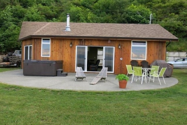 Cottage, view from the beach front showing ample parking by the front door