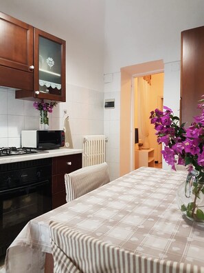 Réfrigérateur, four, plaque de cuisson, cafetière/bouilloire