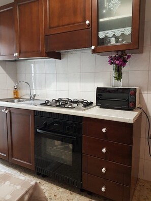 Réfrigérateur, four, plaque de cuisson, cafetière/bouilloire