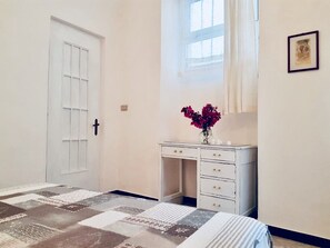 1 chambre, fer et planche à repasser, accès Internet