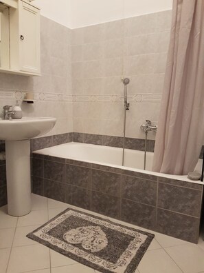 Ensemble douche/baignoire, sèche-cheveux, bidet