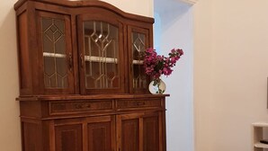 Eine Holzkabine mit Glastüren und einer Blumenvase.