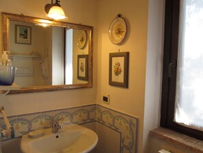 Regadera, secadora de cabello, bidet, toallas 