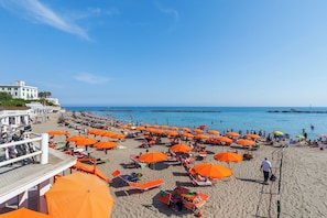 Una spiaggia nelle vicinanze