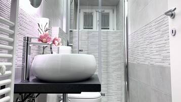 SĂšche-cheveux, serviettes fournies, savon, papier toilette