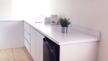 Kjøleskap, mikrobølgeovn, kokeplater og kaffetrakter/tekoker