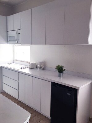 Kylskåp, mikrovågsugn, spishäll och kaffe- och tebryggare