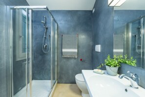 Bathtub, jetted tub, free toiletries, hair dryer