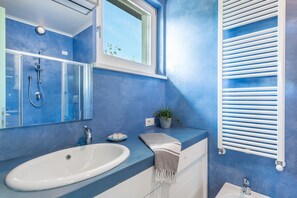 Bathtub, jetted tub, free toiletries, hair dryer - Monti di Luna, Elegant and Comfortable Villa (Forte dei Marmi)