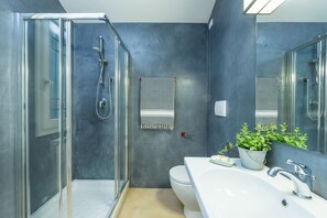 Badewanne, Whirlpool, kostenlose Toilettenartikel, Haartrockner