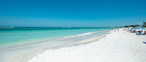 Plage à proximité, chaises longues, serviettes de plage