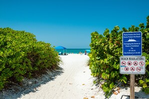 Playa en los alrededores, camastros y toallas de playa 
