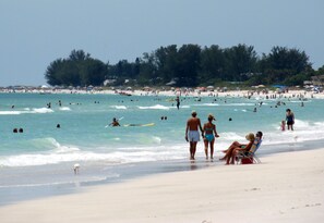 Playa en los alrededores, camastros y toallas de playa 