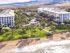 Aan het strand, ligstoelen aan het strand, strandlakens