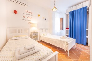 3 chambres, coffres-forts dans les chambres, fer et planche à repasser
