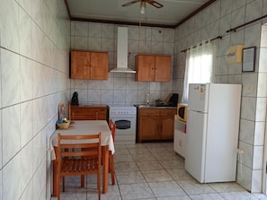 Refrigerador, microondas, horno, placa de cocina