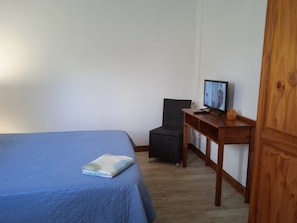 1 habitación, tabla de planchar con plancha y cuna de viaje