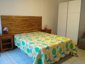 1 habitación, tabla de planchar con plancha y cuna de viaje