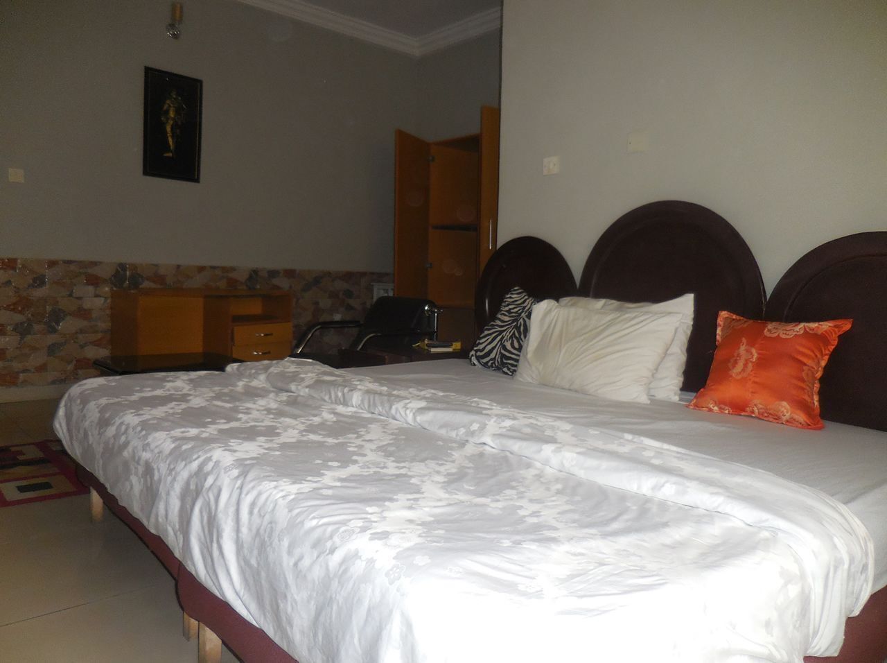 Desk, laptop workspace, free WiFi, bed sheets