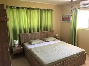 3 chambres, coffres-forts dans les chambres, fer et planche Ă repasser