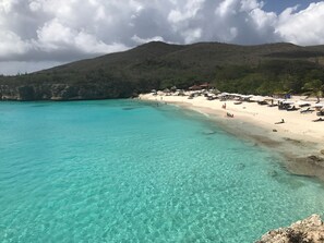Plage à proximité, chaises longues, serviettes de plage