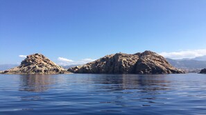 在海灘附近、沙灘巾