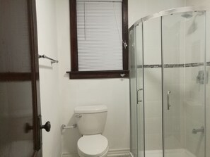 Douche, sèche-cheveux, serviettes fournies, savon
