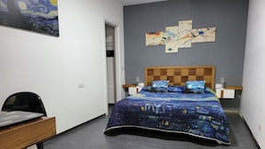 Une chambre à coucher avec un lit, un bureau et une chaise.