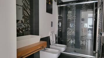 Dusche, Haartrockner, Handtücher