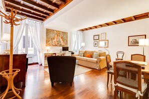 TV - Diana-Spanish Steps · Updated Historical Apartment (Roma)