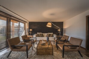 Televisión, chimenea, reproductor de DVD y estéreo 