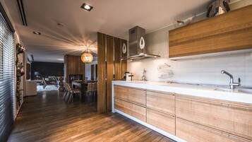 KylskÄp, mikrovÄgsugn, ugn och spishÀll